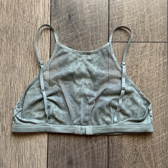 Victoria’s Secret Lace Plunge Unlined Demi Bralette - Picture 5 of 9